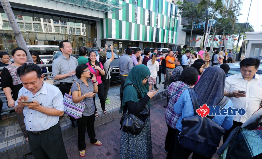 Penduduk berkumpul di depan KK Times Square, Kota Kinabalu selepas gegaran selama kira-kira 10 saat dirasai. - Foto DATU RUSLAN SULAI 