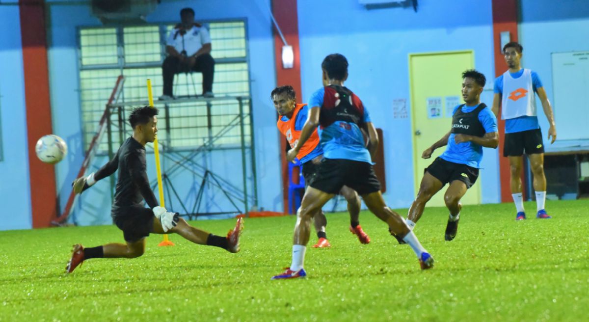 PEMAIN Sabah gigih menjalani latihan. FOTO Sabah FC