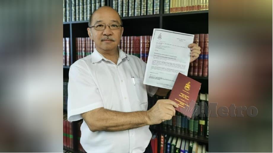 YONG menunjukkan buku perlembagaan Sabah dan salinan surat Mohd Shafiememohon membubarkan DUN Sabah bertarikh 29 Julai 2020. FOTO Ihsan SAPP.