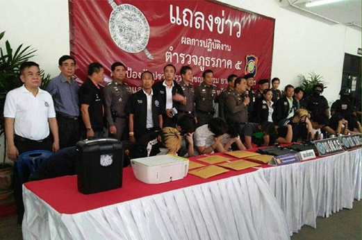 Seramai 15 ahli sindiket penipuan melalui panggilan palsu, termasuk 14 rakyat Malaysia yang ditahan, ditunjukkan kepada media ketika sidang media polis Thailand di Chiang Mai, hari ini. - Foto Bangkok Post