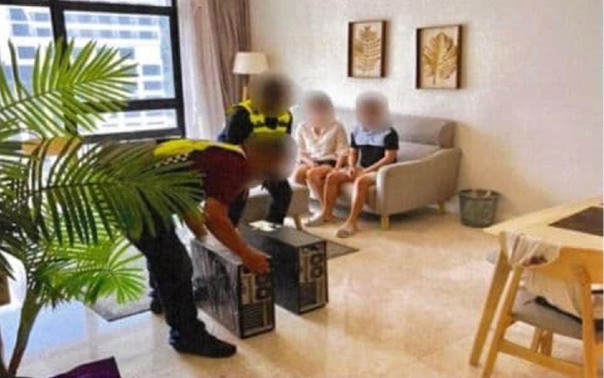 ANTARA individu warga asing yang ditahan selepas dipercayai terbabit dengan kegiatan penipuan dalam talian menerusi serbuan di sebuah unit kondominium mewah di Medan Tuanku, Kuala Lumpur, semalam. FOTO IHSAN POLIS