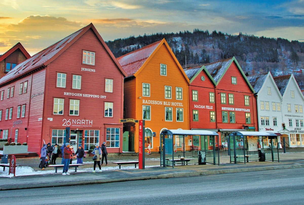 KEINDAHAN bangunan berwarna-warni di Bryggen, Bergen. 