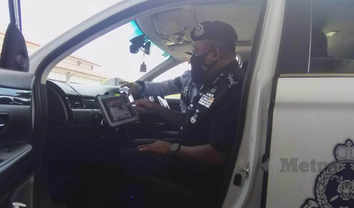 MAT Kasim meneliti teknologi iCOPS yang diletakkan pada MPV polis trafik di sebuah hotel di Kangar. FOTO Aizat Sharif