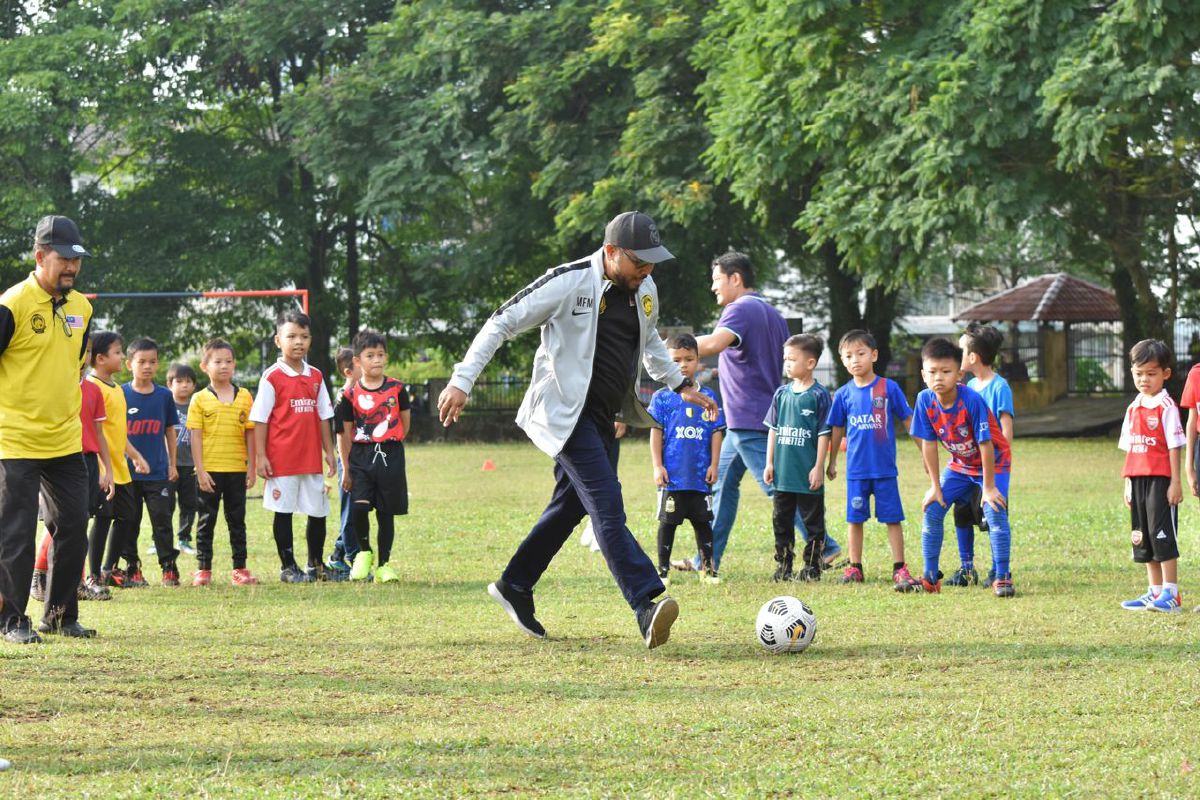 FIRDAUS Mohamed menendang bola sebagai simbolik perasmian Klinik Bolasepak Percuma anjuran SCFA, di Cheras Perdana, di Kajang, hujung minggu lalu. -FOTO SCFA