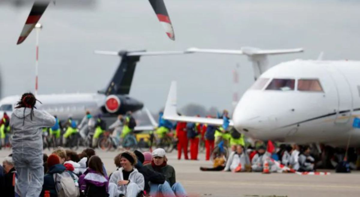 AKTIVIS menghalang pesawat peribadi berlepas dari Lapangan Terbang Schiphol, Amsterdam. FOTO Reuters 
