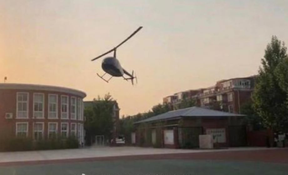 Beberapa gambar dan video menunjukkan helikopter yang dinaikinya mendarat di perkarangan sekolah. FOTO Agensi