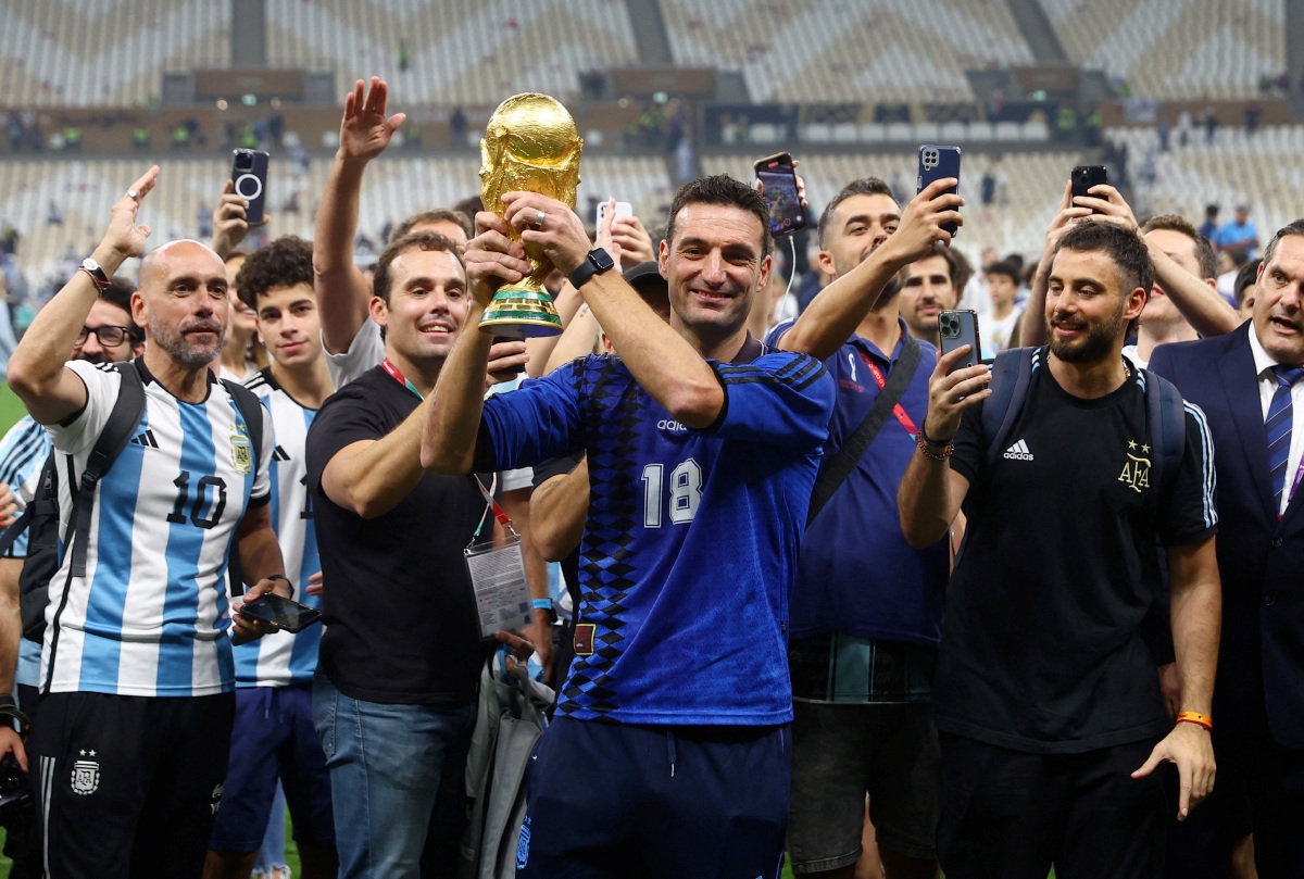 SCALONI meraikan kejayaannya menjulang Piala Dunia. -FOTO Reuters