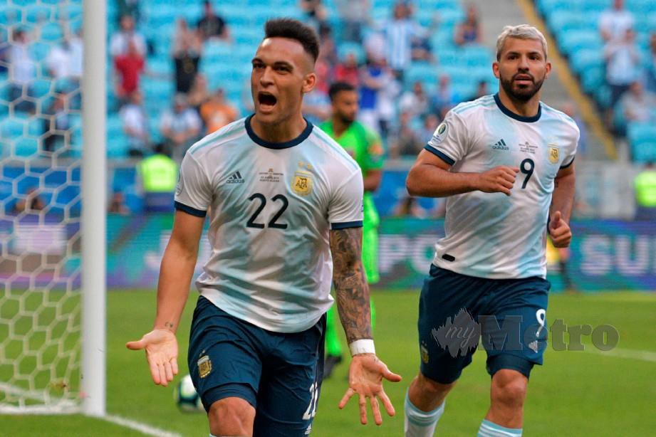 DUA penjaring gol Argentina, Martinez (kiri) dan Aguero. — FOTO AFP