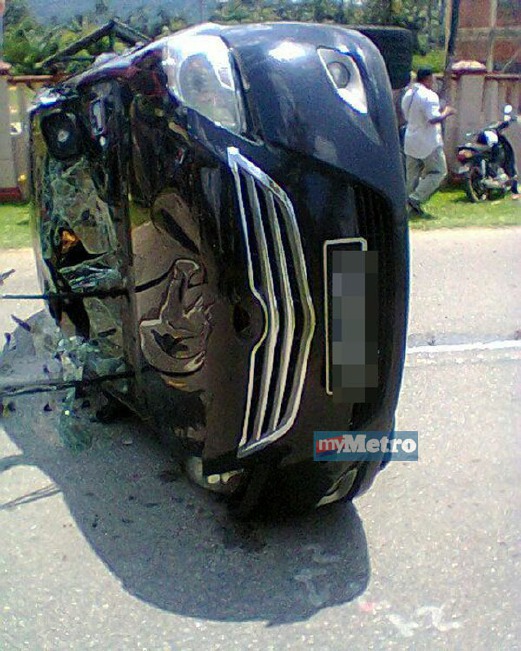 KEADAAN kereta mangsa yang terkorban dalam kemalangan di di Selandar, Jasin, tengah hari semalam.
