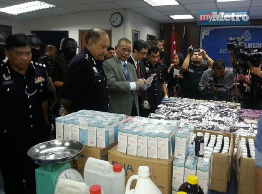NOOR Rashid (kot kelabu) memerhatikan hasil rampasan daripada sindiket dadah di IPK Johor. 