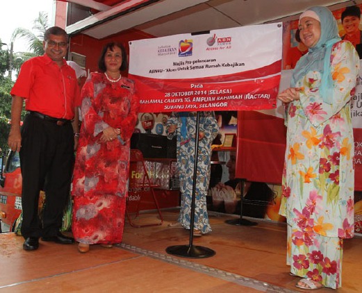 (Dari kiri) Sreedhar, Norani dan Yang Dipertua RACTAR Tengku Puteri Norzehan Almarhum Sultan Salahudin Abdul Aziz Shah melancarkanprogram ABN4U – ‘Akses Untuk Semua’ di RACTAR, Subang Jaya, baru-baru ini.