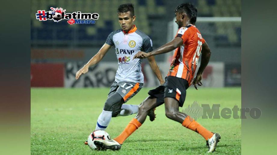 Pemain PKNP,Muhammad Ezanie (kiri) bersaing dengan FELDA United FC,Christie Jayaseelan. FOTO NSTP/IHSAN PKNP