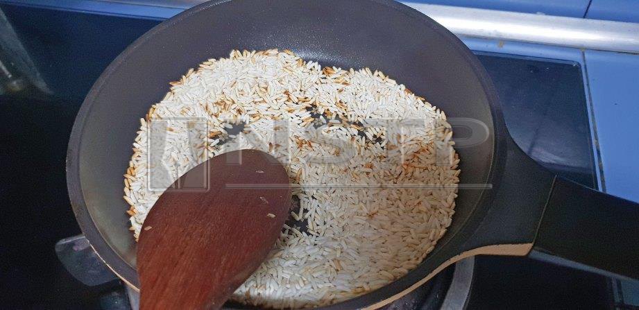 2. SANGAI beras tanpa minyak sehingga warna bertukar keperangan. FOTO NSTP