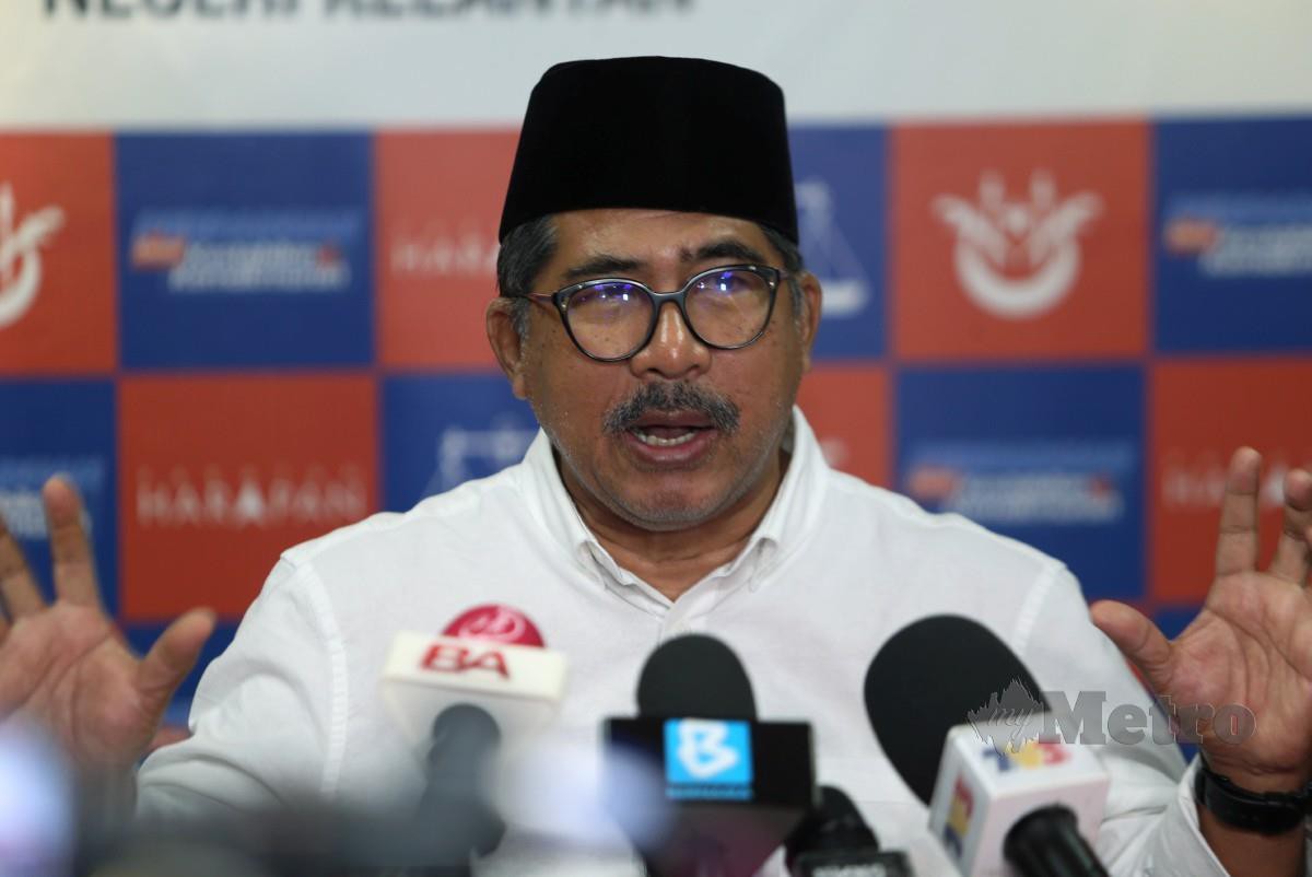 Md Alwi pada sidang media mengenai memaklumkan manifesto Barisan Nasional-Pakatan Harapan (PH) sudah dimuktamadkan dan akan diumumkan esok bagi Pilihan Raya Umum ke 15 Dewan Undangan Negeri (PRN) di Pejabat UMNO Kelantan. FOTO NIK ABDULLAH NIK OMAR