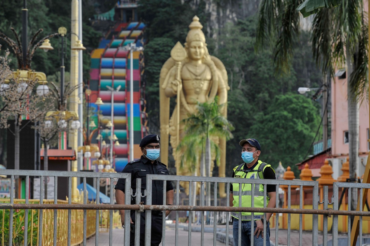 ANGGOTA polis mengawal di pekarangan Kuil Sri Subramaniar Swamy ketika tinjauan sambutan hari Thaipusam di Batu Caves. FOTO BERNAMA