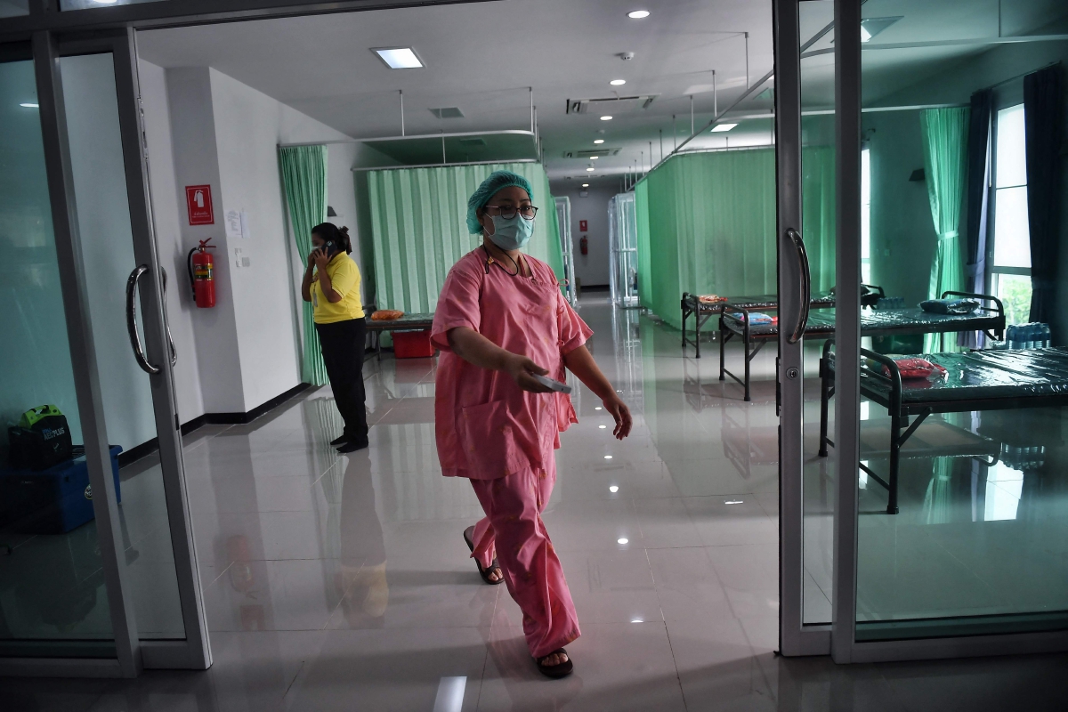 PEKERJA hospital sedang menyiapkan katil pesakit. FOTO AFP 