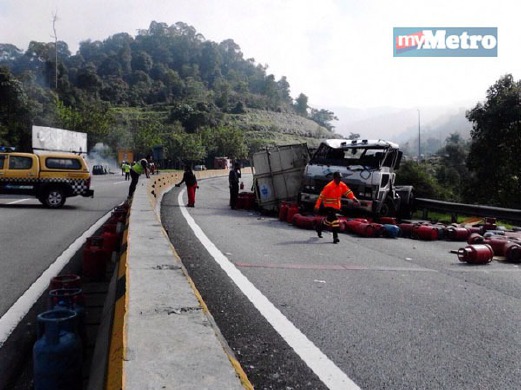 Kereta terbakar rempuh tong gas  Harian Metro