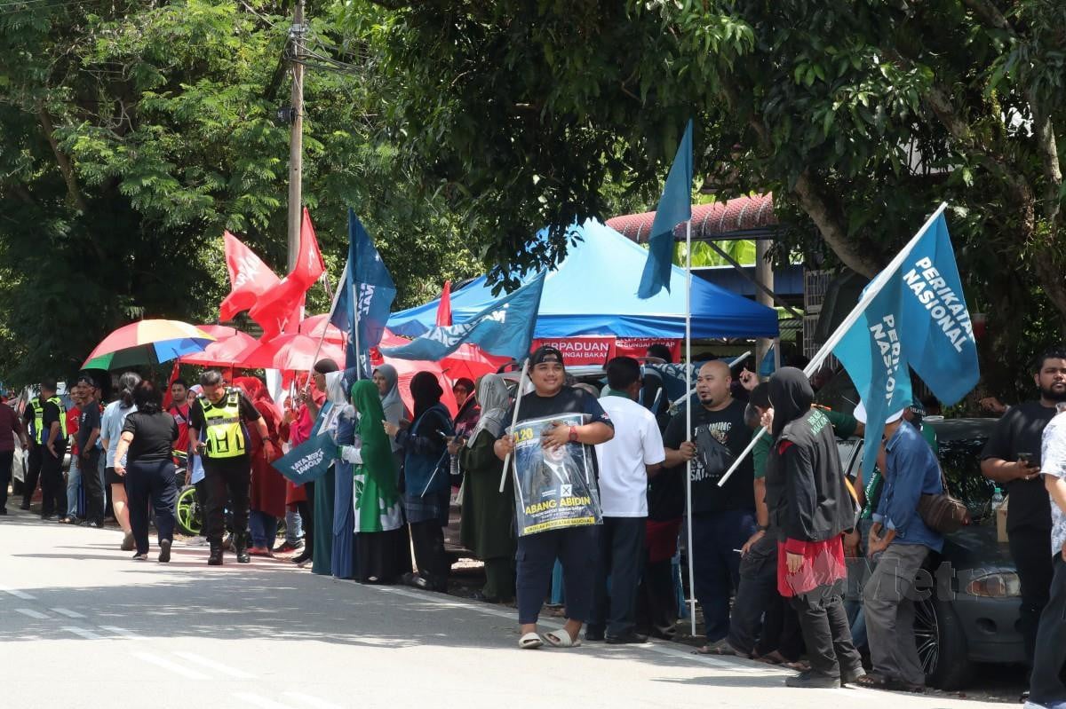 SUASANA di pusat mengundi Sekolah Kebangsaan Sungai Duri pada hari pengundian sempena Pilihan Raya Kecil (PRK) DUN Sungai Bakap. FOTO MIKAIL ONG