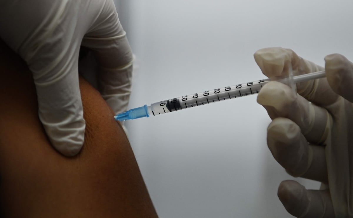 Suntikan vaksin astrazeneca