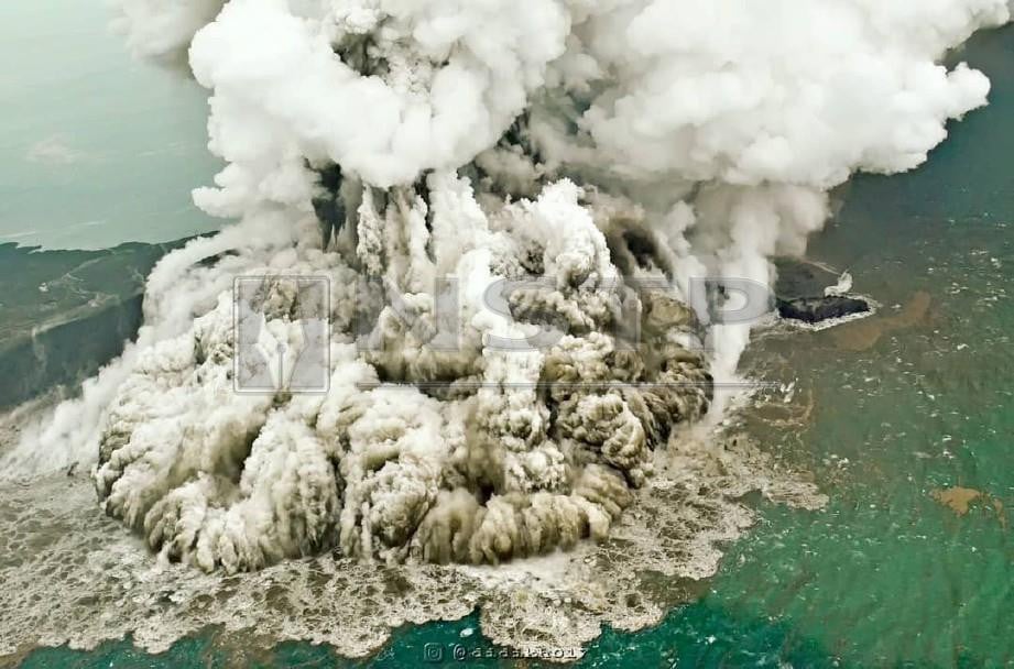 ANAK Krakatau meletus kira-kira 24 minit sebelum tsunami melanda. -Foto Reuters