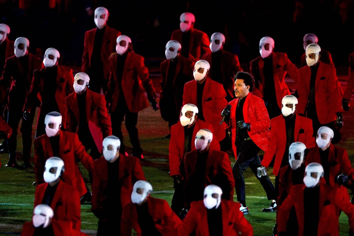 PERSEMBAHAN The Weeknd  pada acara Super Bowl LV Halftime. FOTO AFP 