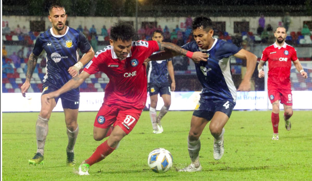SADDIL (tengah) cuba melepasi kawalan pertahanan Hougang United.