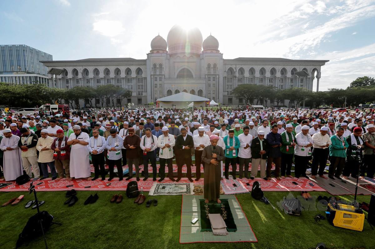 Nassuruddin dan Dr Mohamed Fadzli menyertai solat hajat bersama kira-kira 800 orang di perkarangan Istana Kehakiman. FOTO AIZUDDIN SAAD