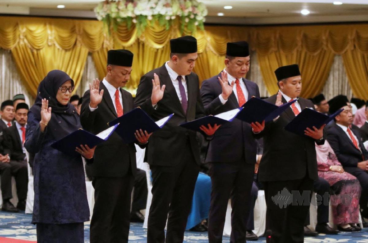 Rais Yasin (kanan) mengetuai senarai 10 ADUN yang mengangkat sumpah jawatan sebagai EXCO Melaka, hari ini. FOTO AMIR MAMAT
