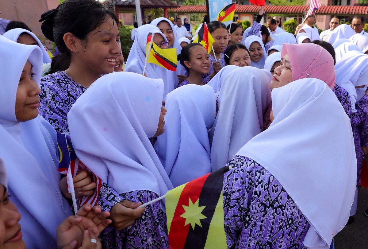Fadhlina (kanan) beramah mesra bersama pelajar pada Program Sambutan Hari Malaysia Sekolah Menengah Sains Kuching, hari ini. FOTO BERNAMA