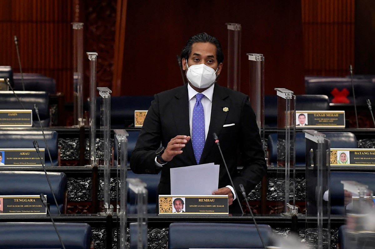 Khairy ketika sesi soalan lisan pada Mesyuarat Penggal Keempat, Parlimen ke-14 di Bangunan Parlimen. FOTO BERNAMA