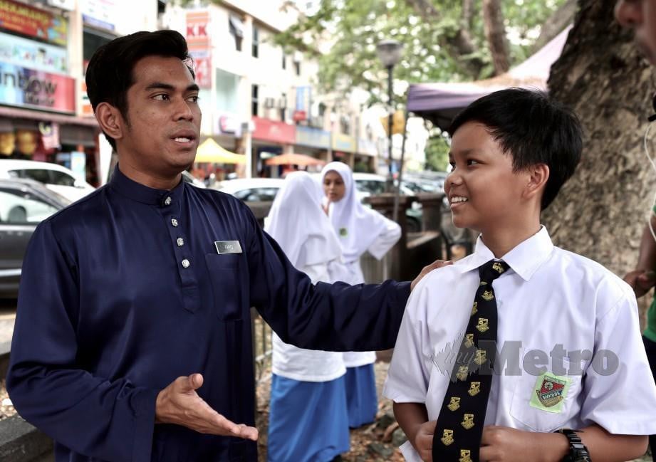 KHAIRUL (kanan) meminta Mohd Farez mengajar beliau membaca al-Quran. FOTO Amirudin Sahib