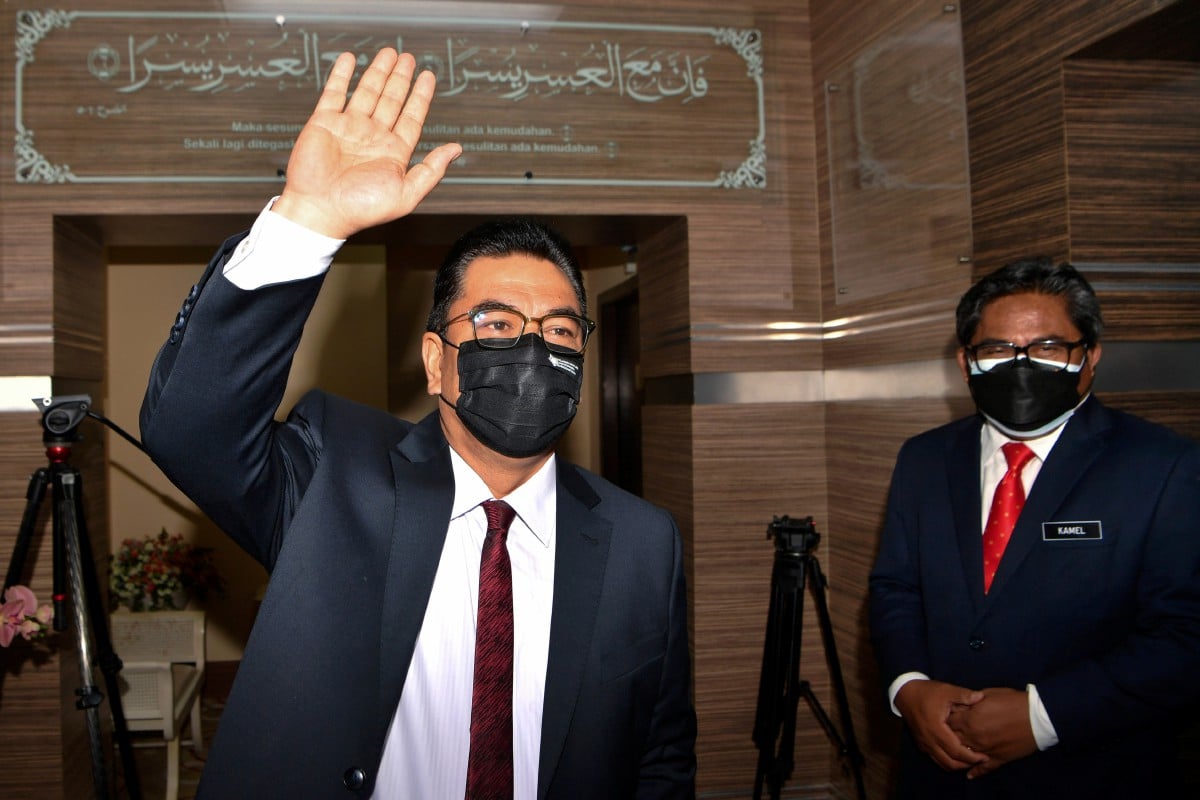 Sulaiman (kiri) melambai tangan kepada kakitangan Pejabat Ketua Menteri pada hari pertama beliau memulakan tugas di Pejabat Ketua Menteri di Seri Negeri hari ini. FOTO BERNAMA