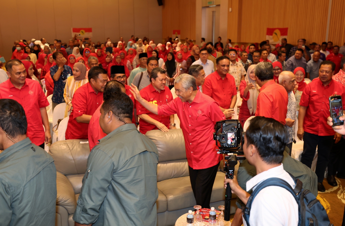 Dr Ahmad Zahid bersalaman dengan para ahli UMNO ketika hadir pada sesi Pengenalan calon-calon UMNO yang bertanding pada pemilihan UMNO 2023-2026,  hari ini. FOTO BERNAMA
