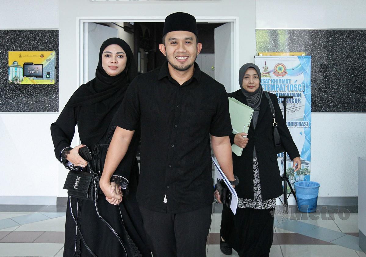 Fizi Ali hadir isteri, Siti Zulaikha selepas sebutan kes hadhanah di Mahkamah Tinggi Syariah Shah Alam. FOTO AZIAH AZMEE