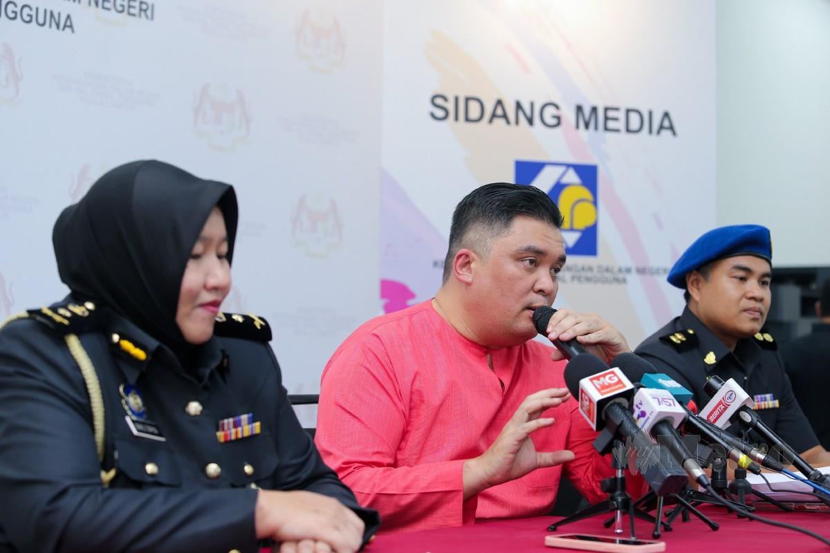Ariffin Samsudin (tengah) akui pihaknya aksanakan pemeriksaan secara berterusan dan berkala bagi memastikan bekalan ayam mencukupi di Kuala Lumpur. 