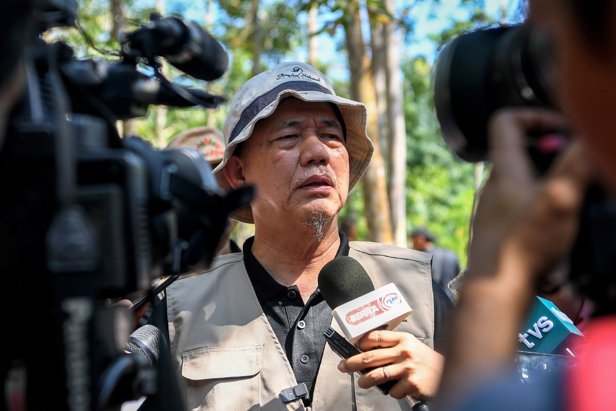 Fadillah bercakap kepada pemberita selepas mengadakan lawatan di ladang getah milik Lee Chong Choon sempena program Trek Komoditi Zon Tengah Semenanjung di Kuala Sawah, hari ini.  FOTO BERNAMA