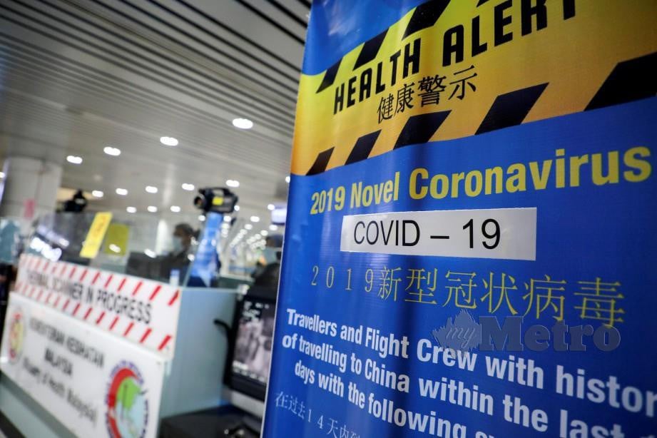 PEMBERITAHUAN mengenai Covid-19 di Lapangan Terbang Antarabangsa Kuala Lumpur. FOTO Reuters