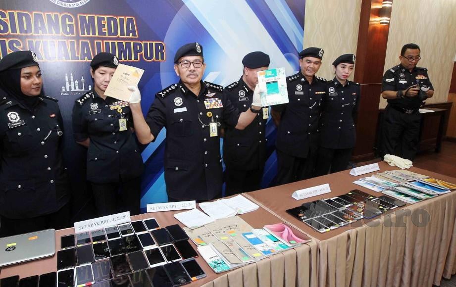 MAZLAN menunjukkan bahan kes pada sidang media Op Seagull di Ibu Pejabat Polis Kuala Lumpur. FOTO SAIFULLIZAN TAMADI.