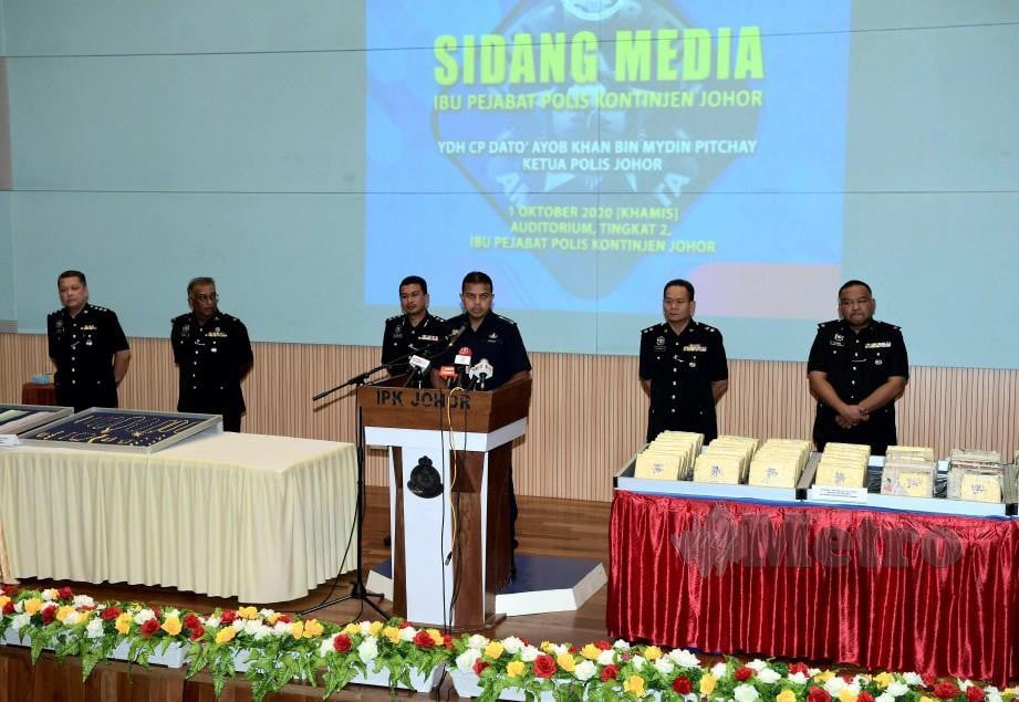 AYOB Khan ketika sidang media di Ibu Pejabat Polis Kontinjen Johor hari ini mengenai 'Geng Syed' yang tumpas dalam empat serbuan di sekitar kawasan Johor Bahru Utara awal pagi tadi. FOTO BERNAMA