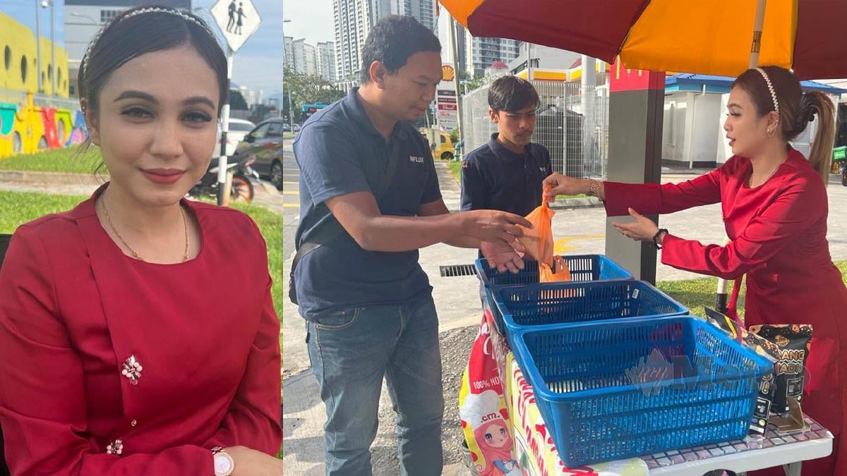 Sharifah Nurul Hamirah Syed Mohd Hamzi  melayan pelanggan yang membeli nasi lemak di gerainya di Jalan Sentul Pasar.