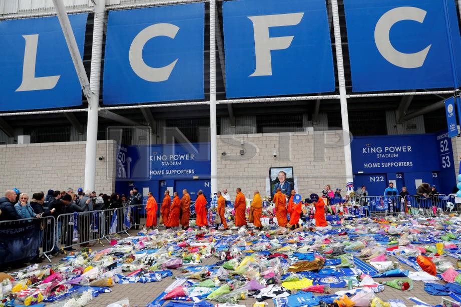 LEICESTER tetap akan bermain menentang Cardiff walaupun baru seminggu kehilangan pemiliknya yang maut terkorban apabila helikopternya terhempas di luar stadium King Power.  -Foto Reuters