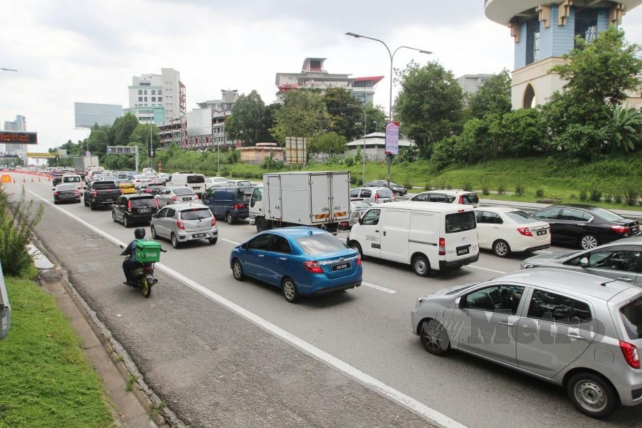 ORANG ramai tidak meghiraukan Perintah Kawalan Pergerakan yang menyebabkan Lebuhraya Persekutuan menuju ke Petaling Jaya sesak, semalam. 
