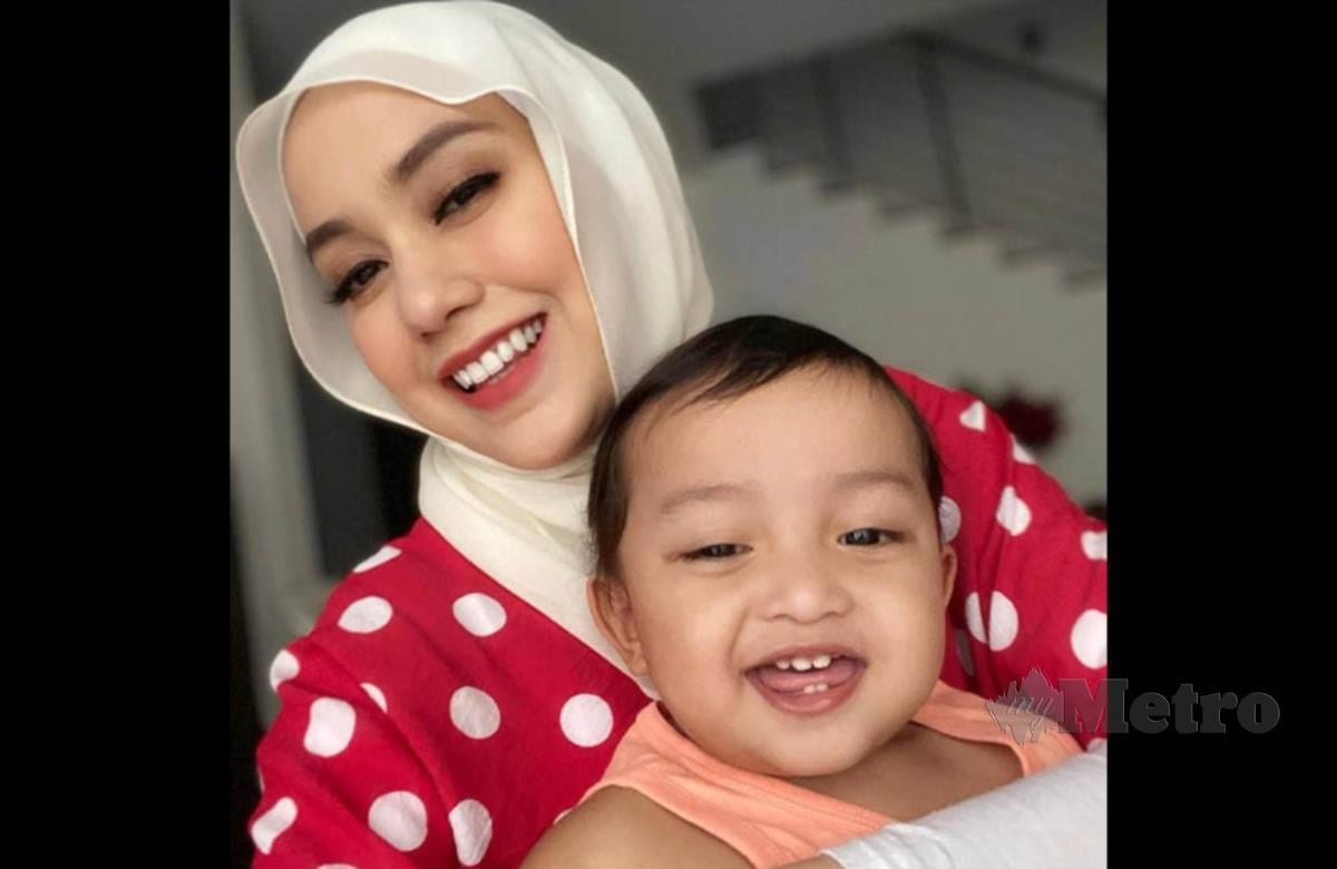 Mia Ahmad bersama anaknya.