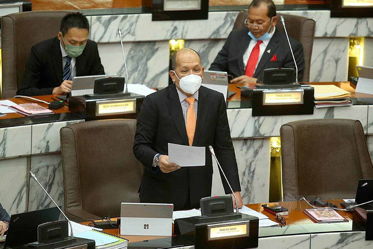 Izham Hashim  berucap pada persidangan Dewan Undangan Negeri (DUN) Selangor di Dewan Negeri Selangor, Shah Alam. FOTO FAIZ ANUAR  