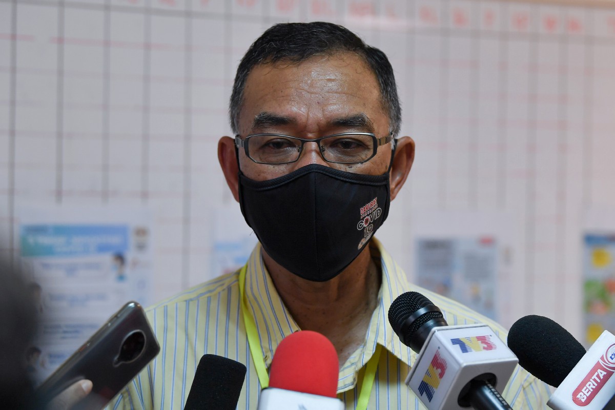 ROSOL pada sidang media selepas menerima suntikan vaksin Covid-19 jenis Pfizer-BioNTech di Klinik Kesihatan Kuala Berang. FOTO BERNAMA