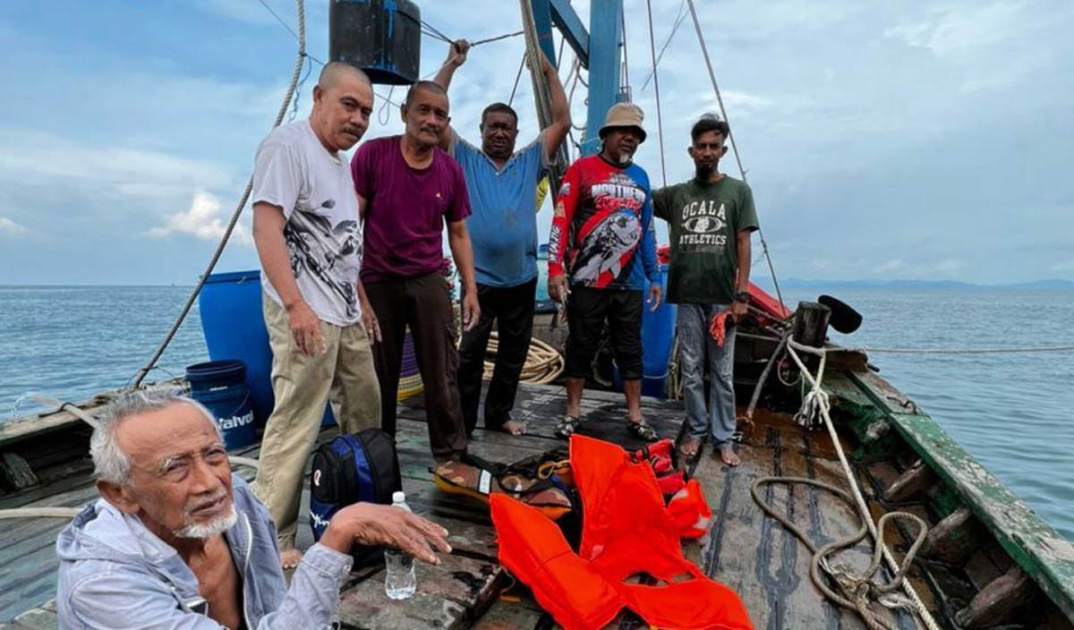 ENAM pemancing yang terselamat selepas bot yang mereka naiki karam akibat cuaca buruk di perairan Pulau Timun, Langkawi. FOTO Ihsan Maritim Malaysia
