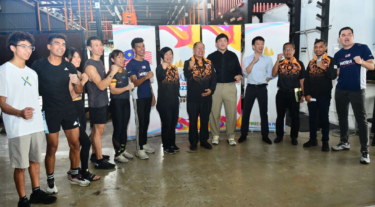 MOHD Nasir dan Sharon Wee mengadakan lawatan dan perjumpaan bersama atlet dan jurulatih sukan larian berhalangan (obstacle race) di Petaling Jaya. FOTO MSN