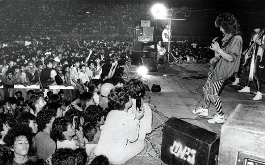 PULUHAN ribu penonton dalam konsert mereka pada 1980-an.