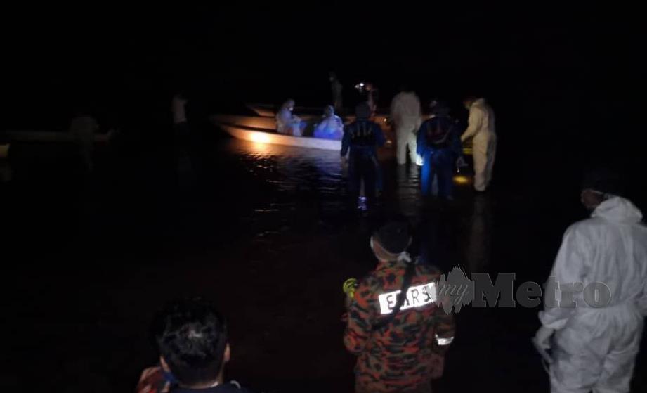 PASUKAN penyelamat menyeberangi Sungai Gading dan berjalan kaki sejauh satu kilometer ke lokasi kejadian. FOTO Ihsan Penduduk.