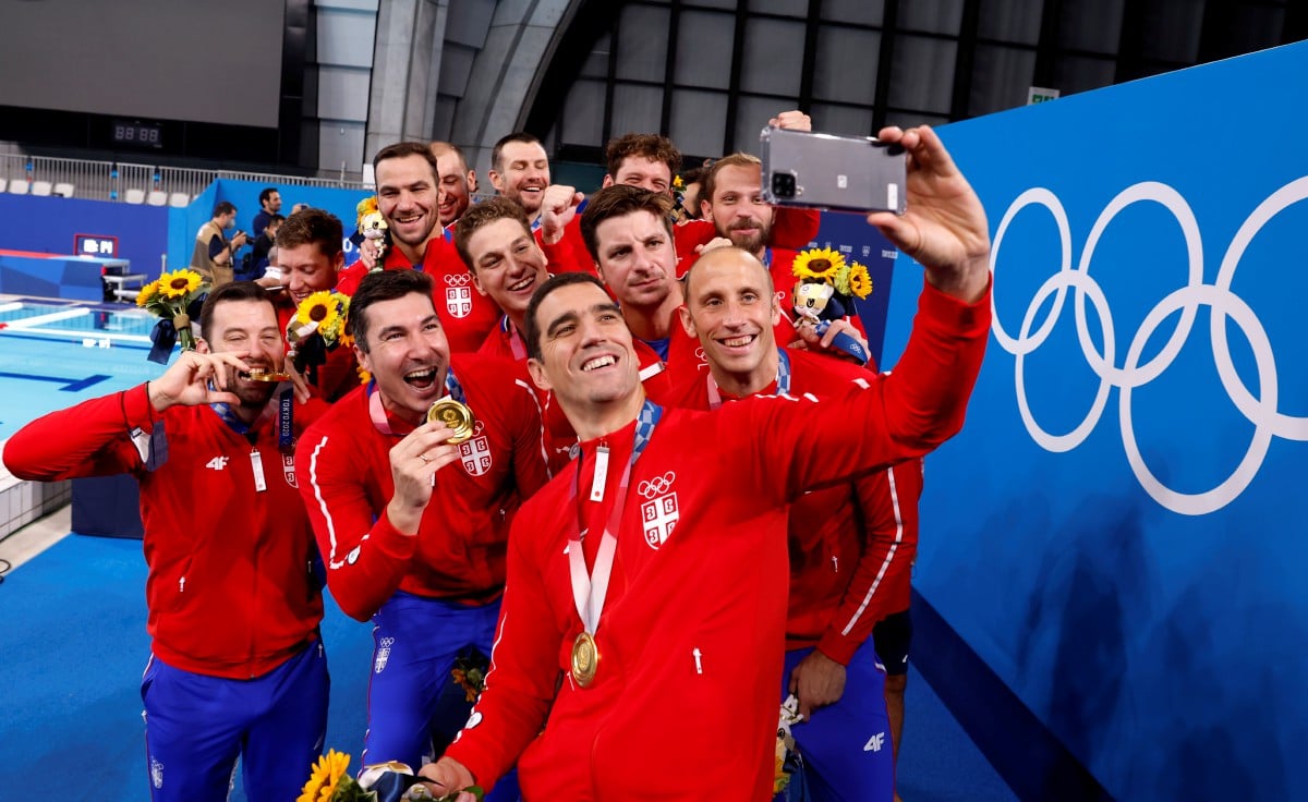Pemain Serbia mengambil gambar selfie mereka selepas memenangi pingat emas. FOTO EPA